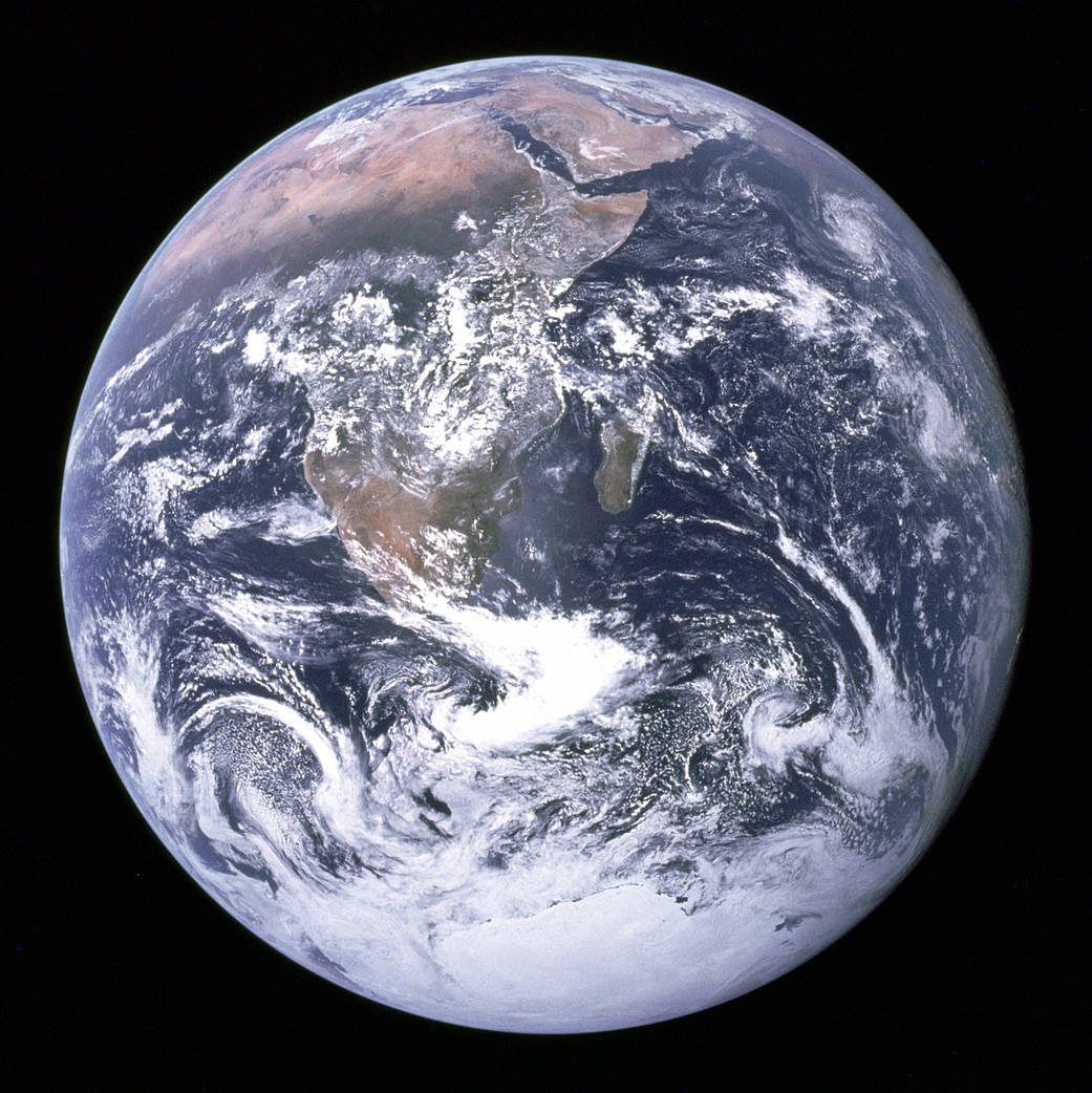 这张照片被称为蓝色大理石，是阿波罗17号宇航员在太空中拍摄的地球照片。
