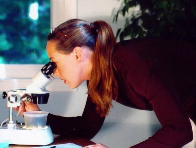 詹妮弗用的是显微镜