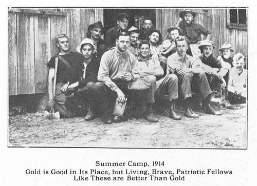 1914年夏令营15人的肖像