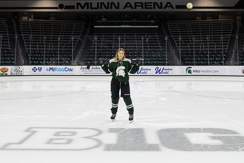 莉莉·柯克曼穿着冰球装备在芒冰场的冰上。