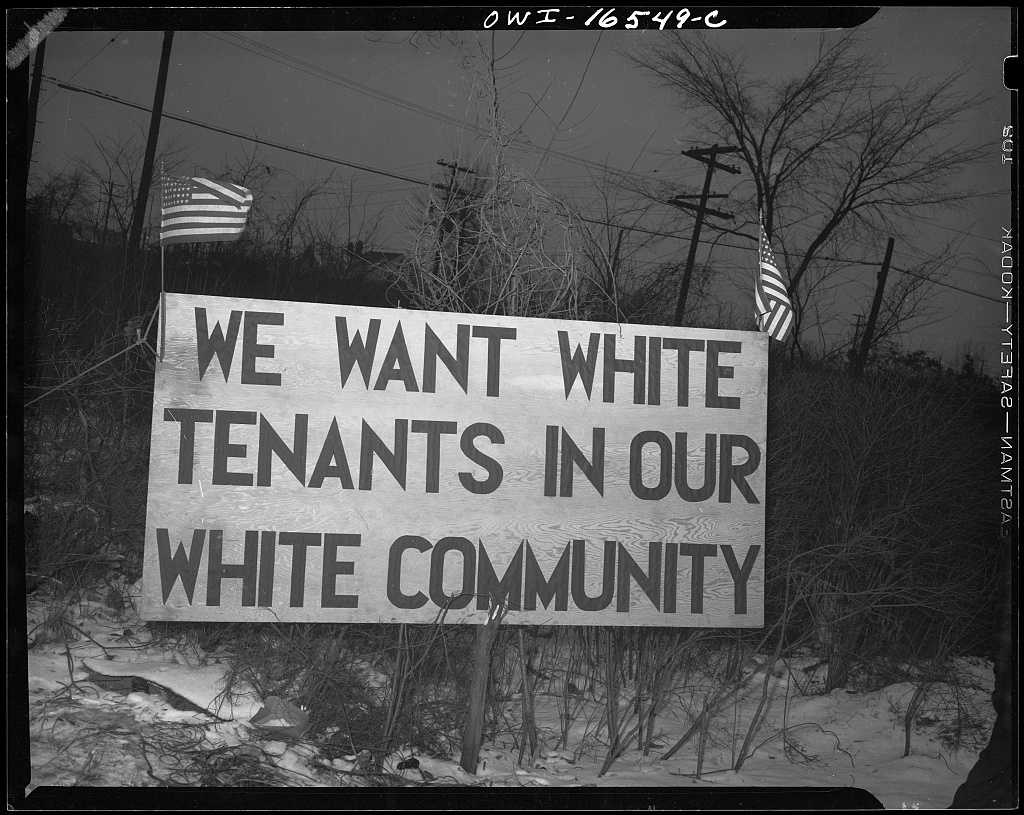 密歇根州底特律的一个1942年的标志，突出了邻近居民对联邦住房项目的种族主义反对。