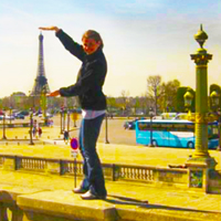 学生和在巴黎埃菲尔铁塔的照片