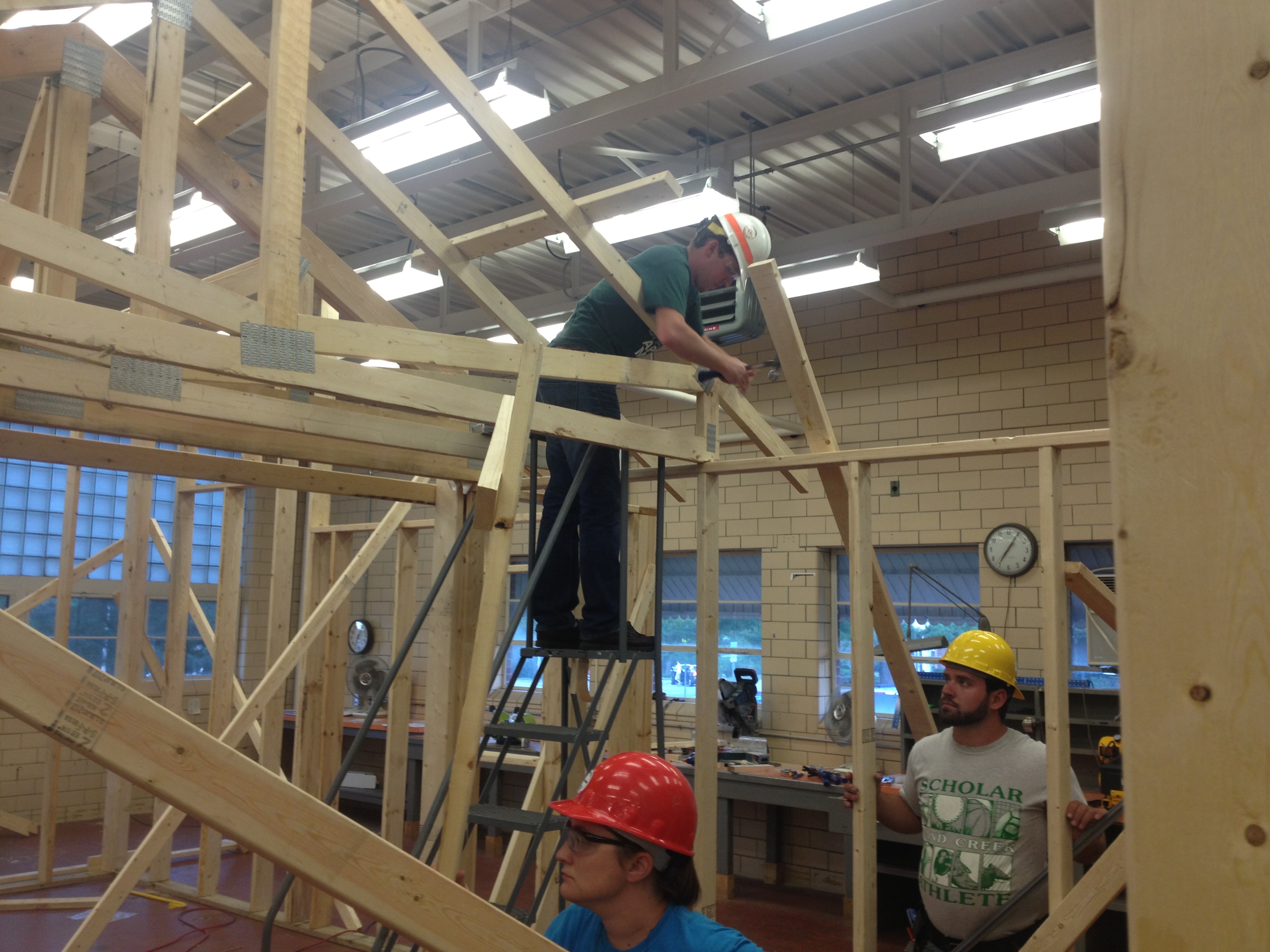 学生在建筑管理实验室搭墙架。