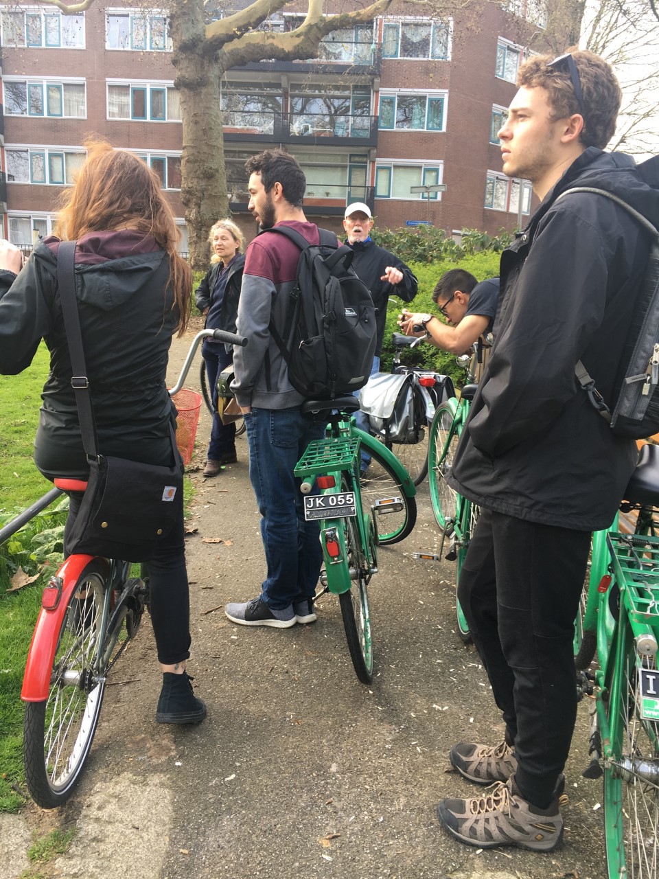 学生站在自行车。