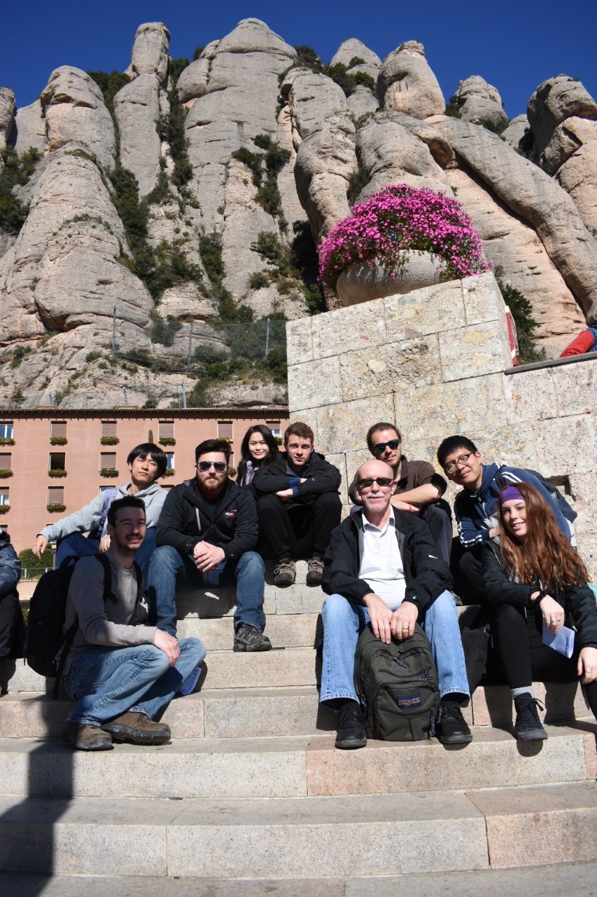 组的学生和教员在蒙特塞拉特在西班牙。