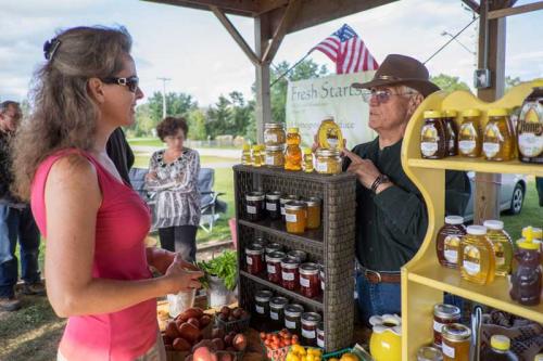 密歇根州立大学的莎拉·尼科尔斯与邦克希尔豆子农场的卡尔·克拉夫特谈话