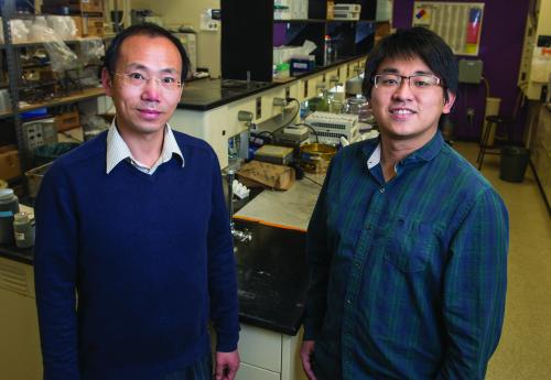 苏大植物、土壤和微生物科学系助理教授张伟和研究生刘成华正在共同研究一个利用动物粪便制成的生物炭的项目。