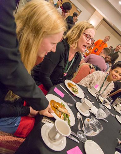 Pearl Daskam(左)在2016年世界粮食奖全球青年研究所的乐施会美国饥饿晚宴上。
